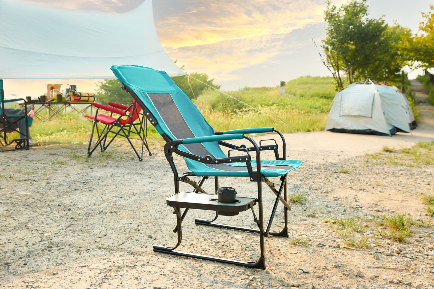 Close-up of the side table and cup holder on the blue portable folding chair by Campingood.